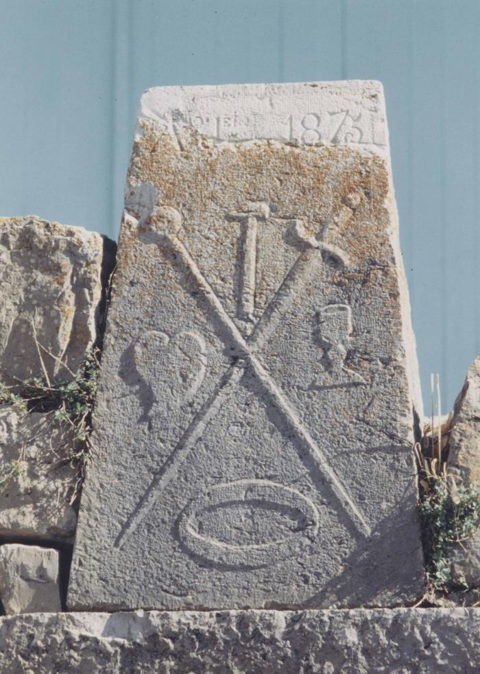 Socle de croix avec les instruments de la Passion.