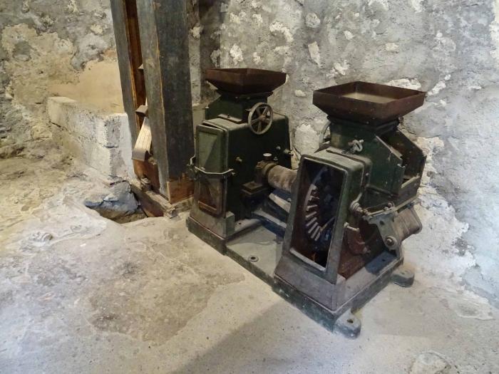 Broyeurs du moulin à farine d'Entrevaux. Cliché : Thomassin, Philippe, Roudoule, écomusée en terre gavotte.  Cliché : Thomassin, Philippe, Roudoule, écomusée en terre gavotte.