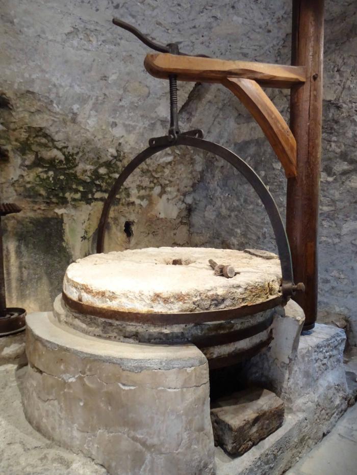 Meule et potence du moulin à farine d'Entrevaux. Cliché P.Thomassin, Roudoule.