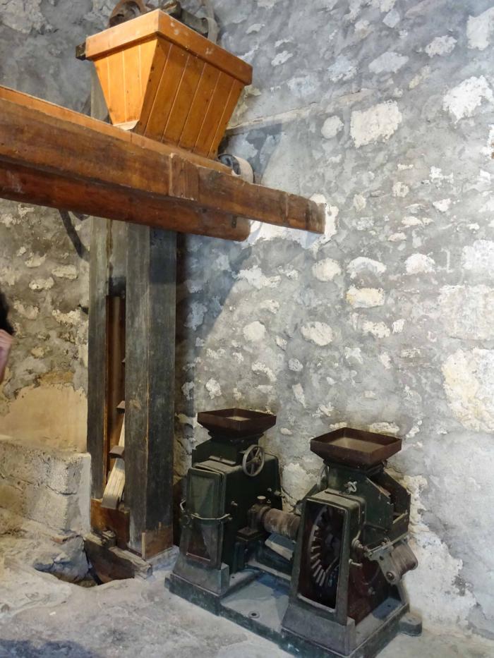 Trieuse (détail)  et broyeurs du moulin à farine d'Entrevaux. Cliché : Thomassin, Philippe, Roudoule, écomusée en terre gavotte.