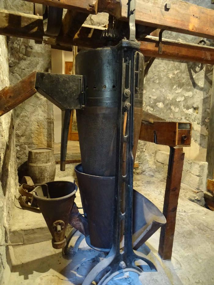 Trieur du moulin à farine d'Entrevaux. Cliché : Thomassin, Philippe, Roudoule, écomusée en terre gavotte.