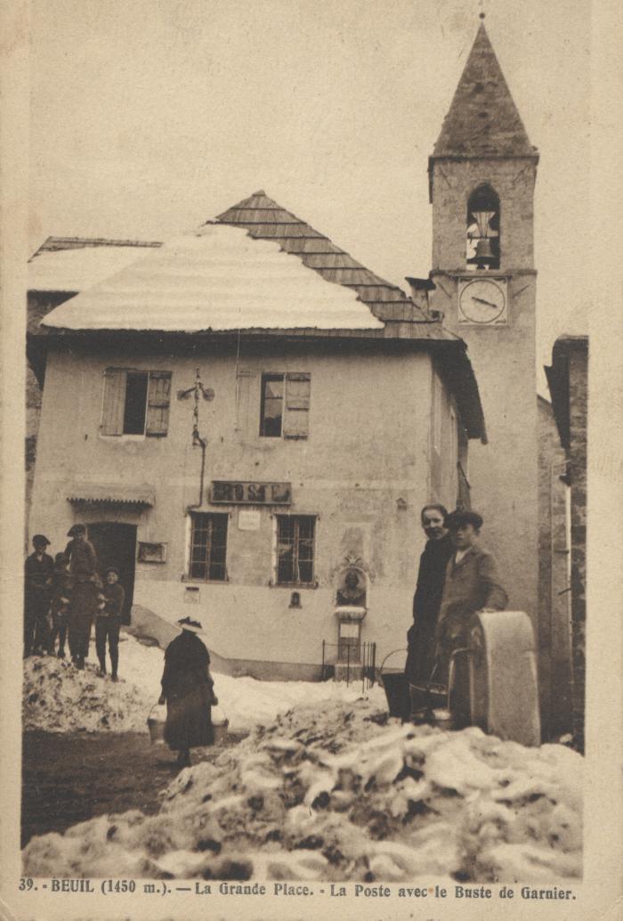 39. Beuil (1450m ) - la Grande place. La poste avec le Buste de Garnier.