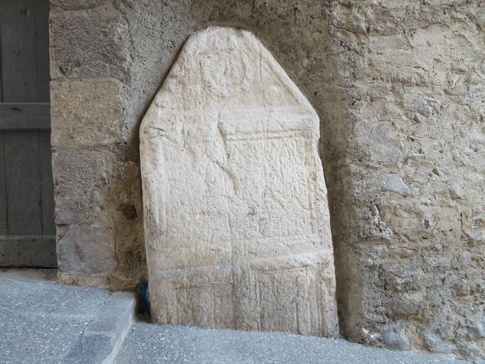 Pierre tombale, Roquestéron, période romaine. Cliché : Thomassin, Philippe, Roudoule, écomusée en terre gavotte.