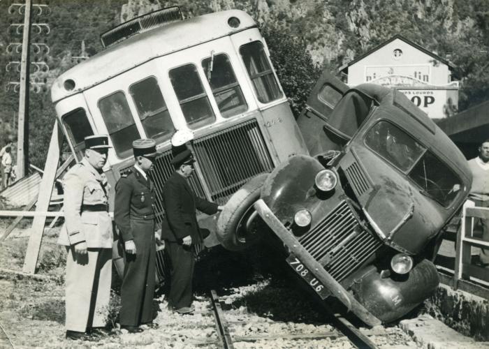 Accident entre un autorail Renault ABH1 une camionnette. cliché Dognibene - Fonds Marcel Cauvin. - Coll. Roudoule