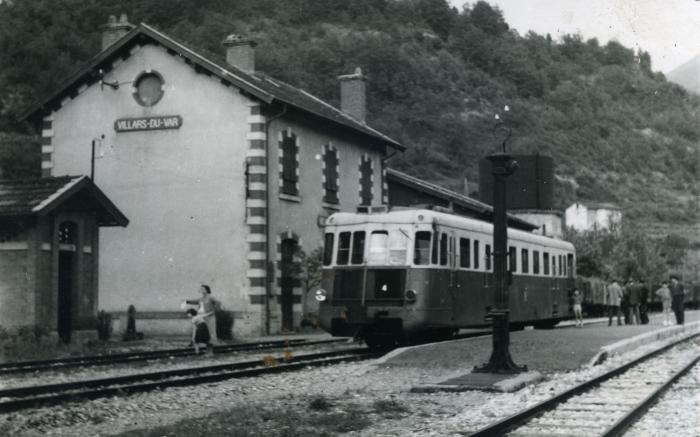 [Autorail Renault ABH1 en gare de Villars-sur-Var. Photo Rozé Bernard. Fonds Marcel Cauvin. Coll. Roudoule.]