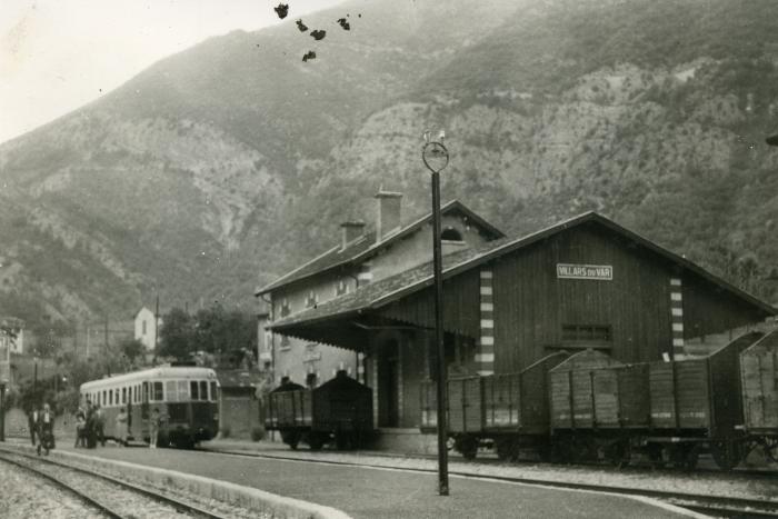 [Autorail Renault ABH1 en gare de Villars-sur-Var. . Fonds Marcel Cauvin. Coll. Roudoule.]