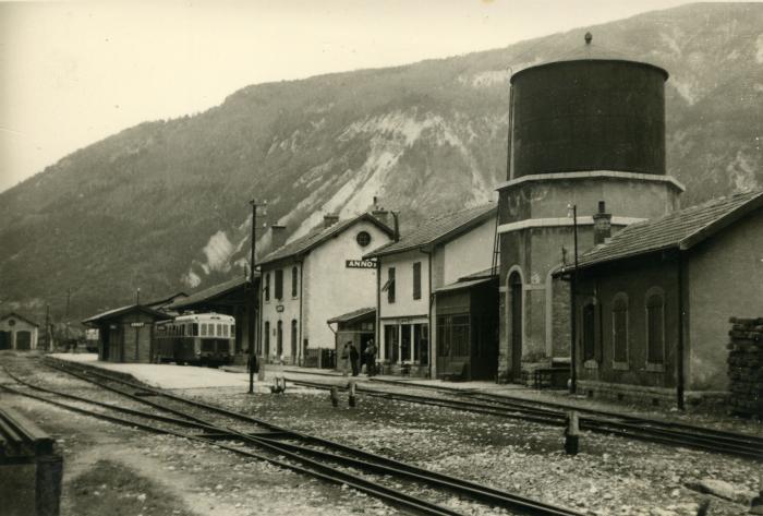 Autorail Renault ABH1 en gare d'Annot.