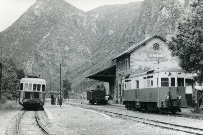 Autorail Renault ABH1 et Locomotive Brissonneau &amp; Lotz en gare de la Vésubie (Plan-du-Var)