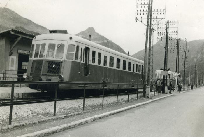 Deux autorails Renault ABH1 à la halte du pont Charles-Albert.