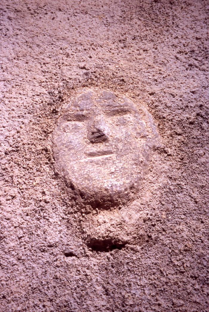 Tête sculptée, Sauze.