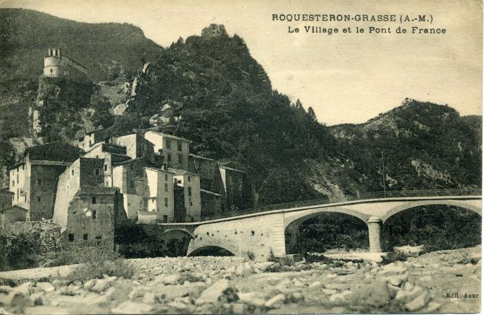 Roquestéron-Grasse (A.-M.) Le village et le Pont de France.