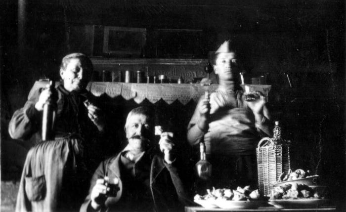 [Famille Lance attablée, ferme dite Vatican, Les Barels, hameau des Laves, 1917]