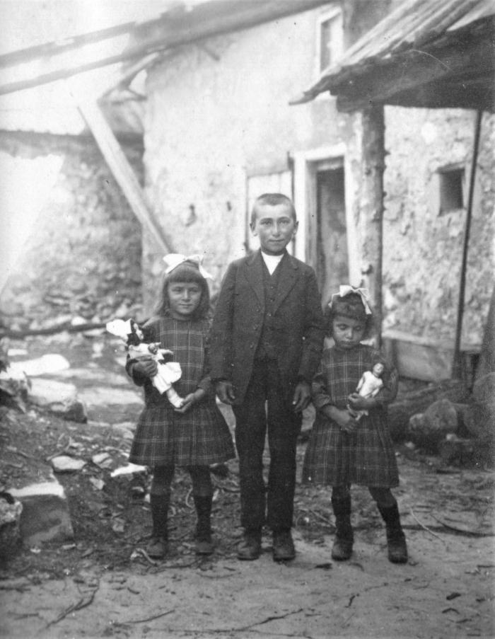 [Enfants, Les Barels, hameau des Laves, 1917]