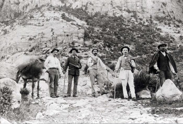 [Cinq hommes endimanchés sur la Route de Bairols]