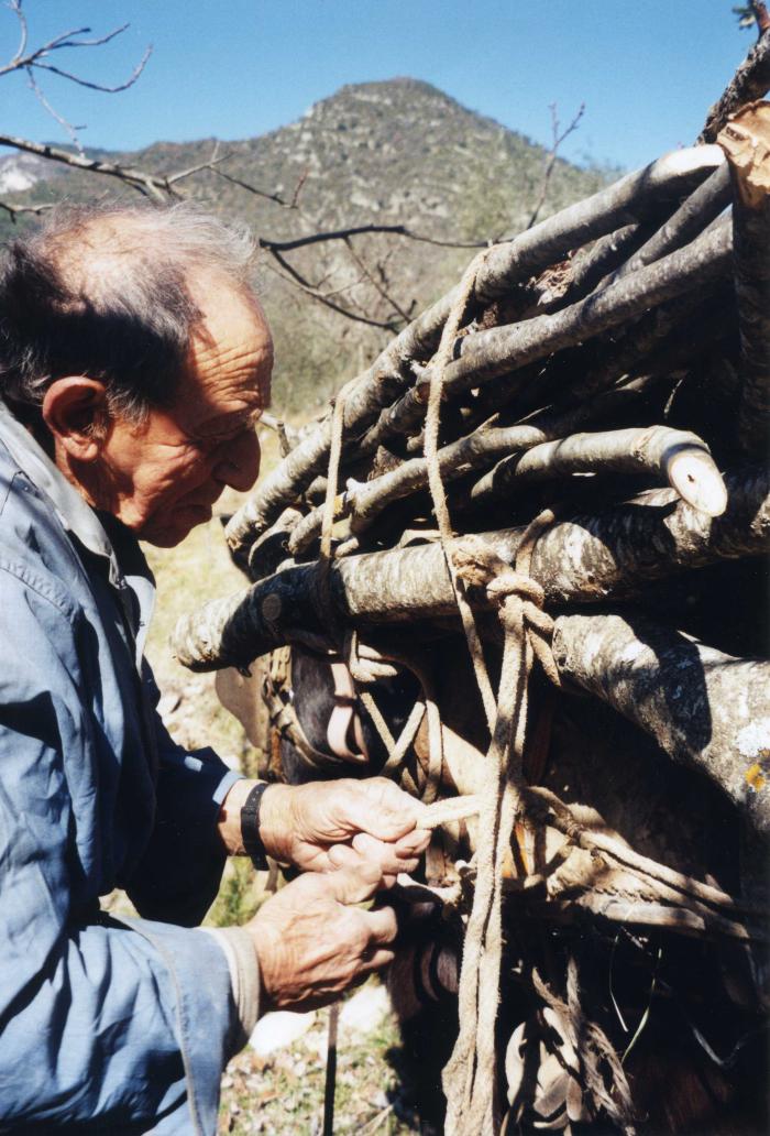 Séraphin Garcin, attachant une charge de bois, Villars-sur-Var, 1998. Cliché Thomassin Philippe, Roudoule.