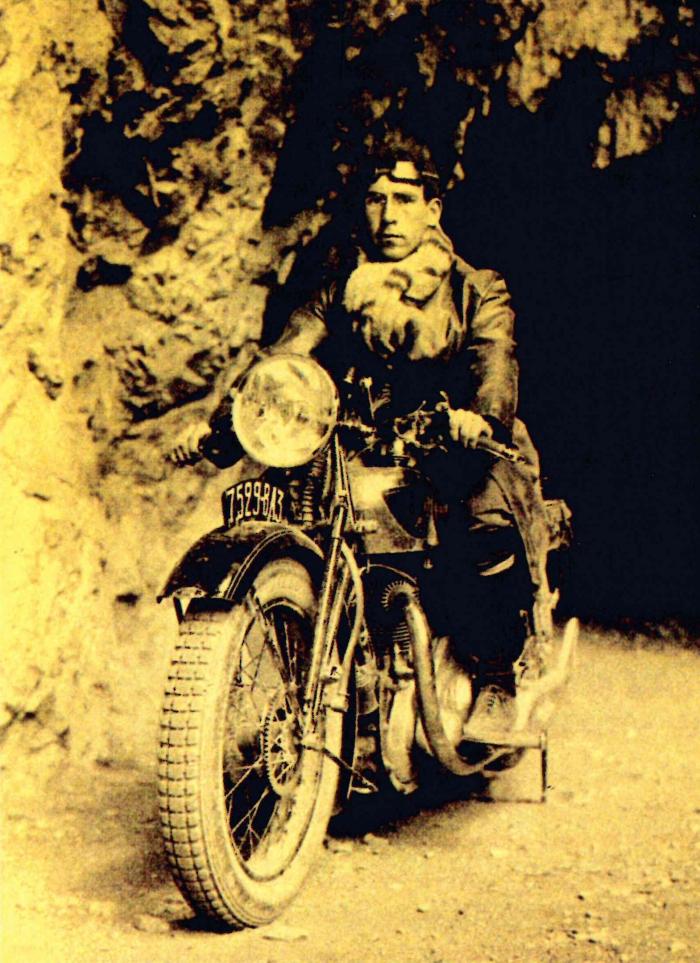 L'abbé Francis Coeuret sur sa moto, 1944