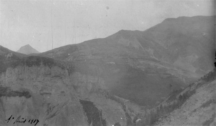 [Barels, vue du chemin de Bouchannières avec au dernier plan la cime de Pal.]
