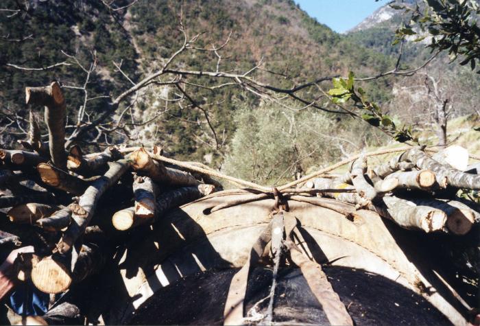 Charge de bois fixée sur un bât, Villars-sur-Var, 1998. Cliché Thomassin Philippe, Roudoule
