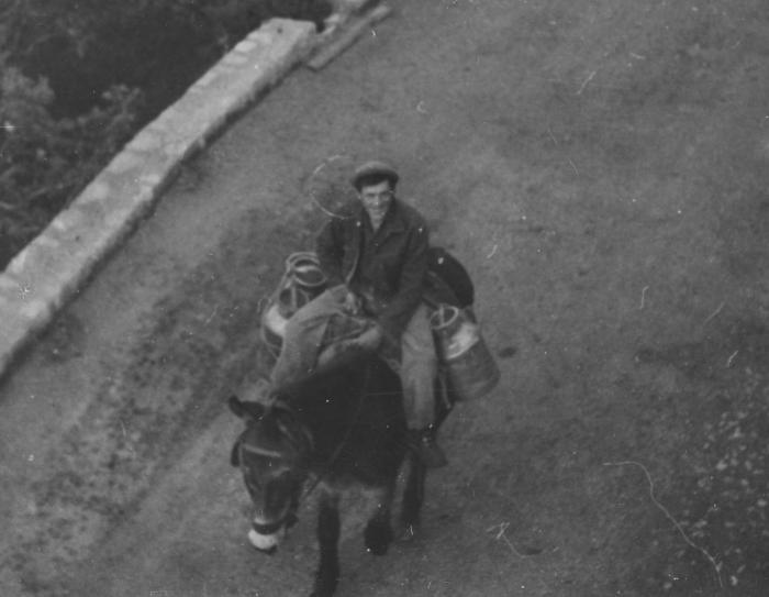 [Transport du lait, Bouchanières, début des années 1950.]