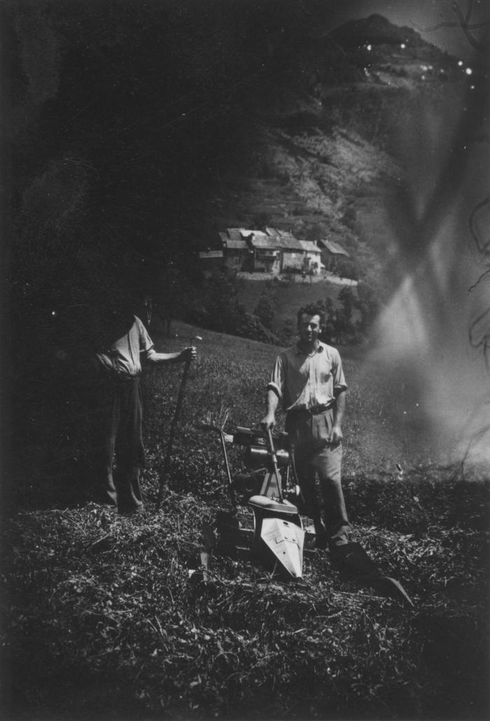 [Fenaison à la faucheuse mécanique, Bouchanières, début des années 1950.]