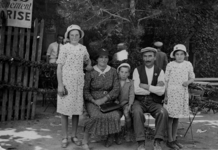 [Portrait de famille à la foire de Guillaumes]