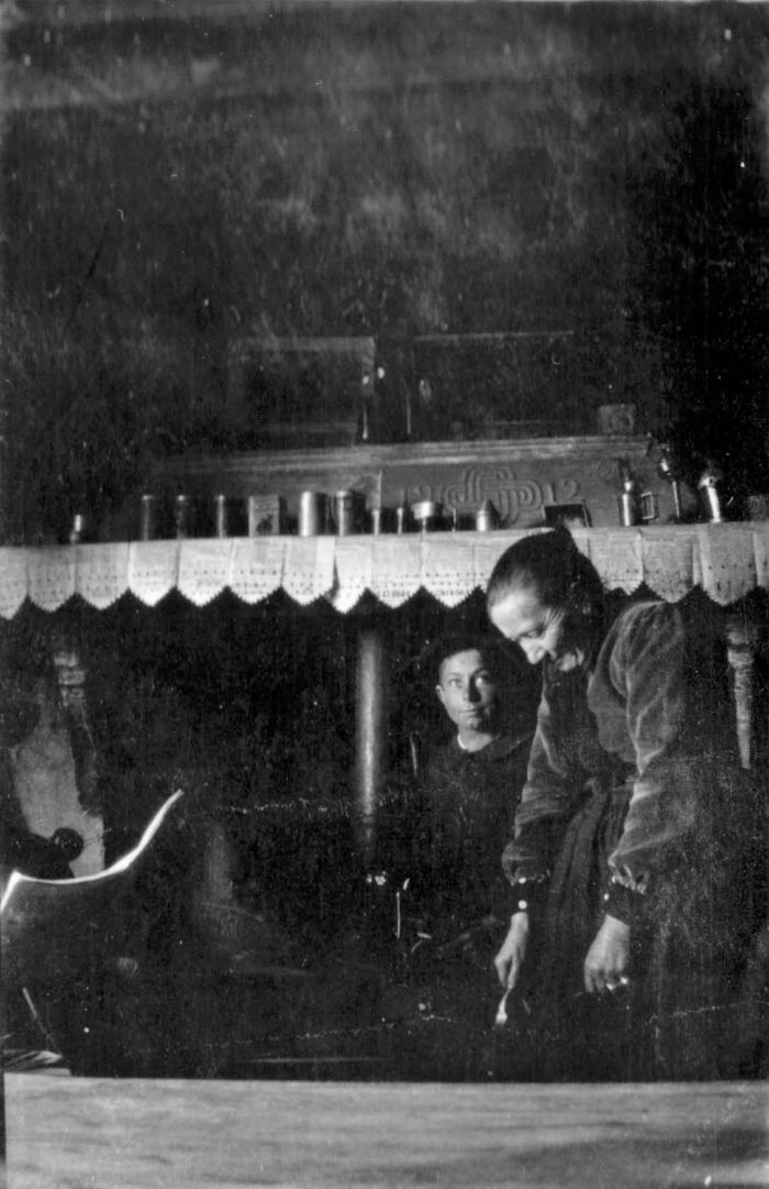[Mme Lance dans sa maison préparant la cuisine, hameau des Laves, Barels.]