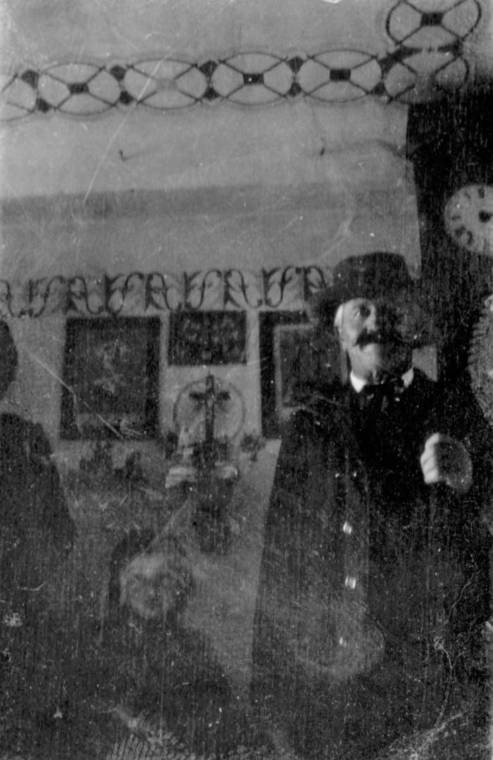 [M. Lance dans sa maison, hameau des Laves, Barels.]