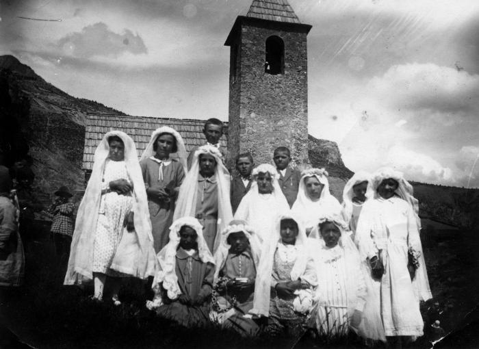 [Communiantes, église Saint-Roch, Bouchanières, début des années 1950.]