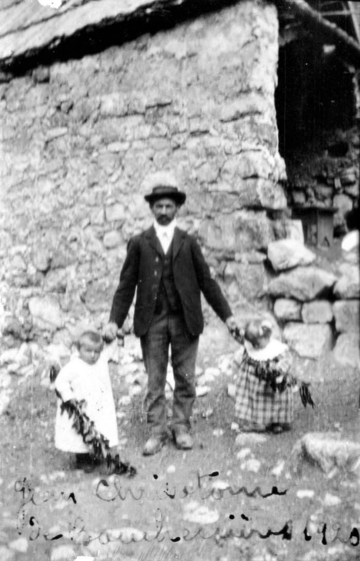 [Portrait de Jean Chrisotome et ses deux enfants, Bouchanières, 1920.]