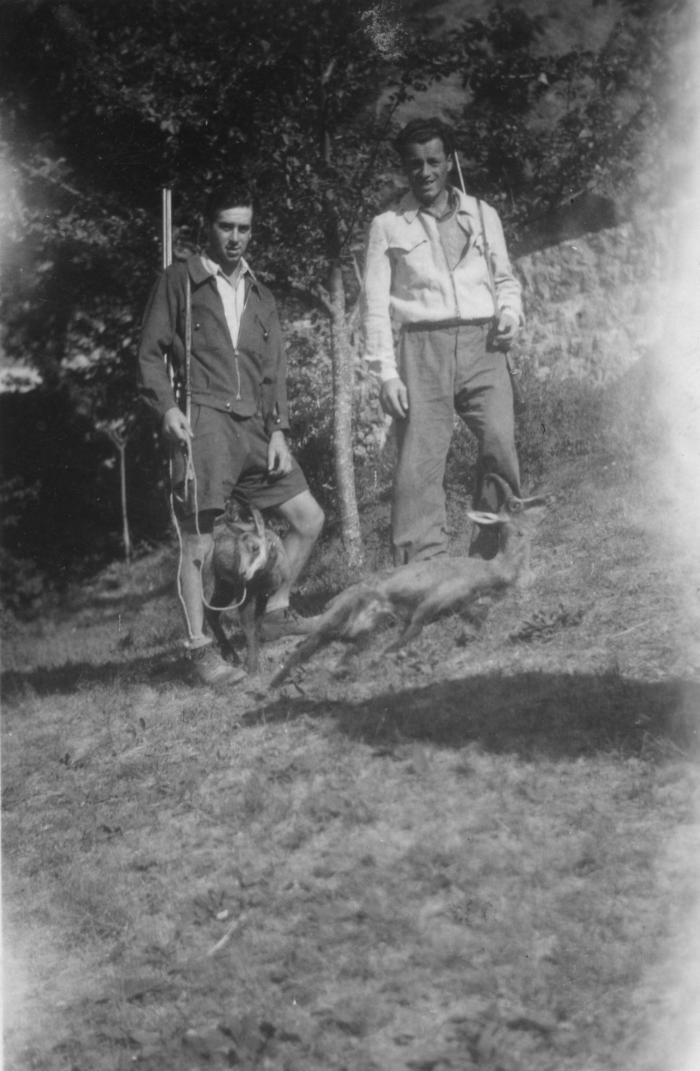 [Chasseurs avec un chamois abattu au sol et un jeune chamois vivant, Bouchanières, 26 août 1951.]