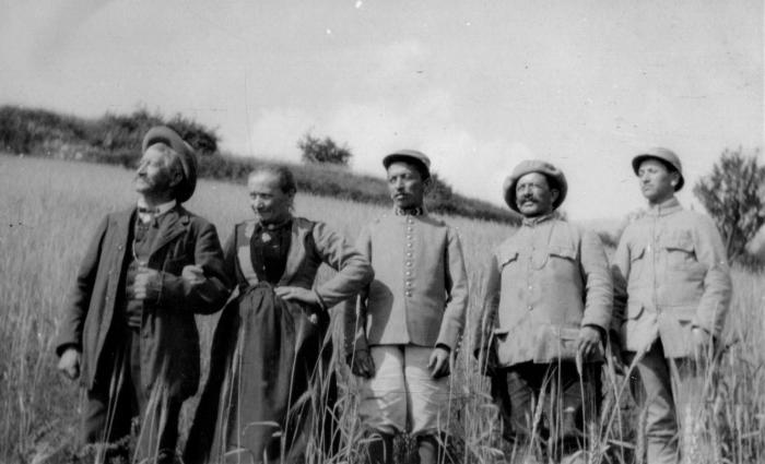 [Famille Lance dans un champ de blé, hameau des Laves, Barels.]