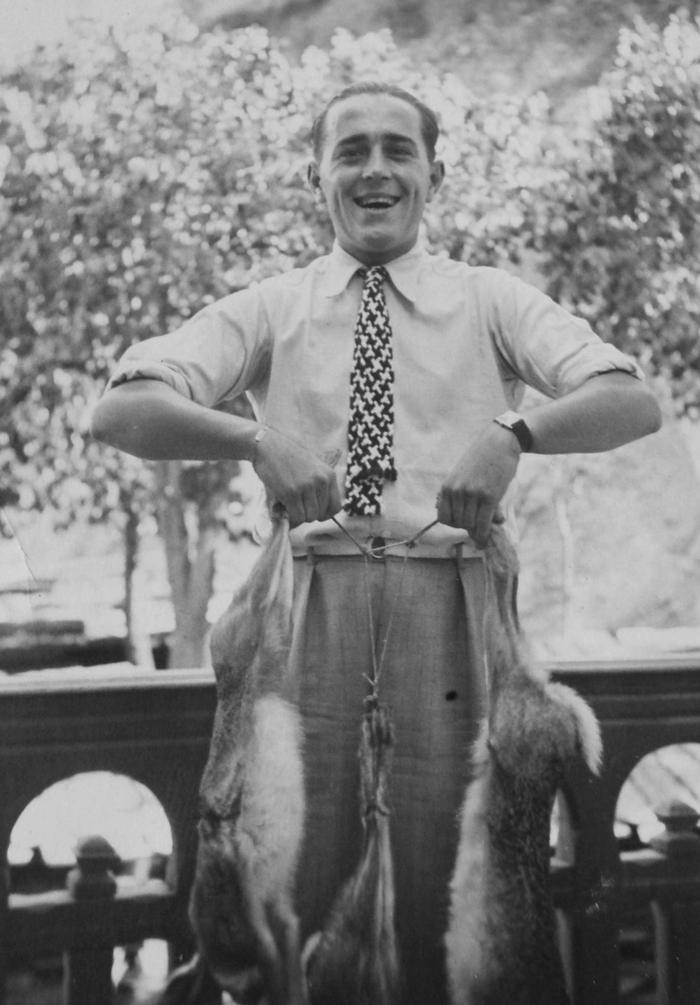Portrait de Pierre Brouchier avec deux lapins. Fond Brouchier