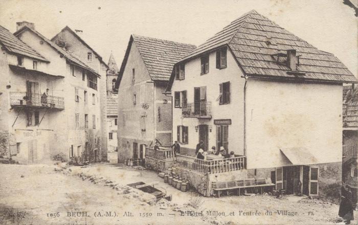 1056. - Beuil (A.-M.) alt. 1550 m - L'hôtel Millou et l'entrée du Village