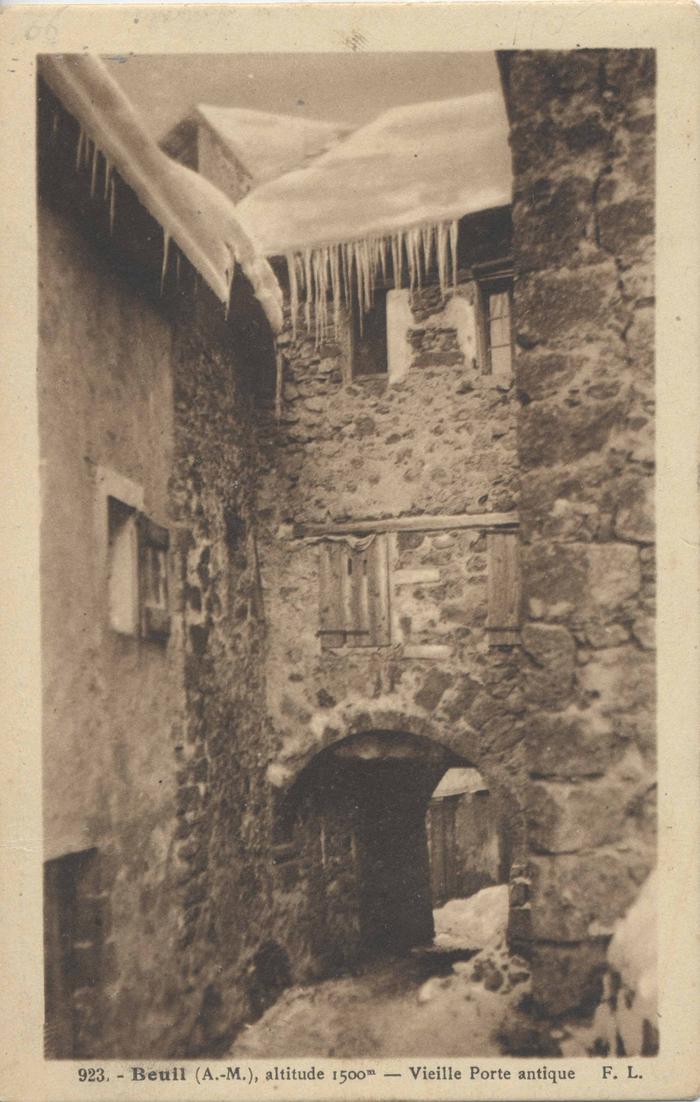 Beuil (A.-M.) - Vieille porte antique.