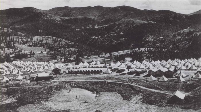 Camp des Launes et manœuvres mécanisées avec tanks