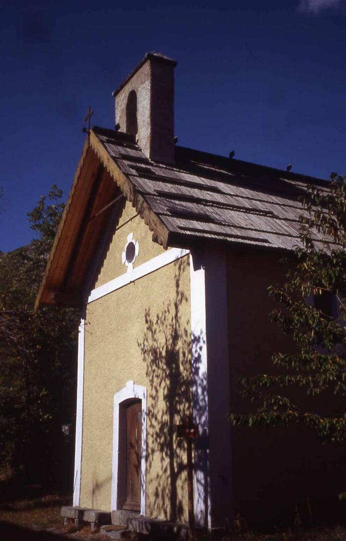 Châteauneuf d'Entraunes, chapelle Saint-Joseph. Cliché P. Thomassin, 2001.