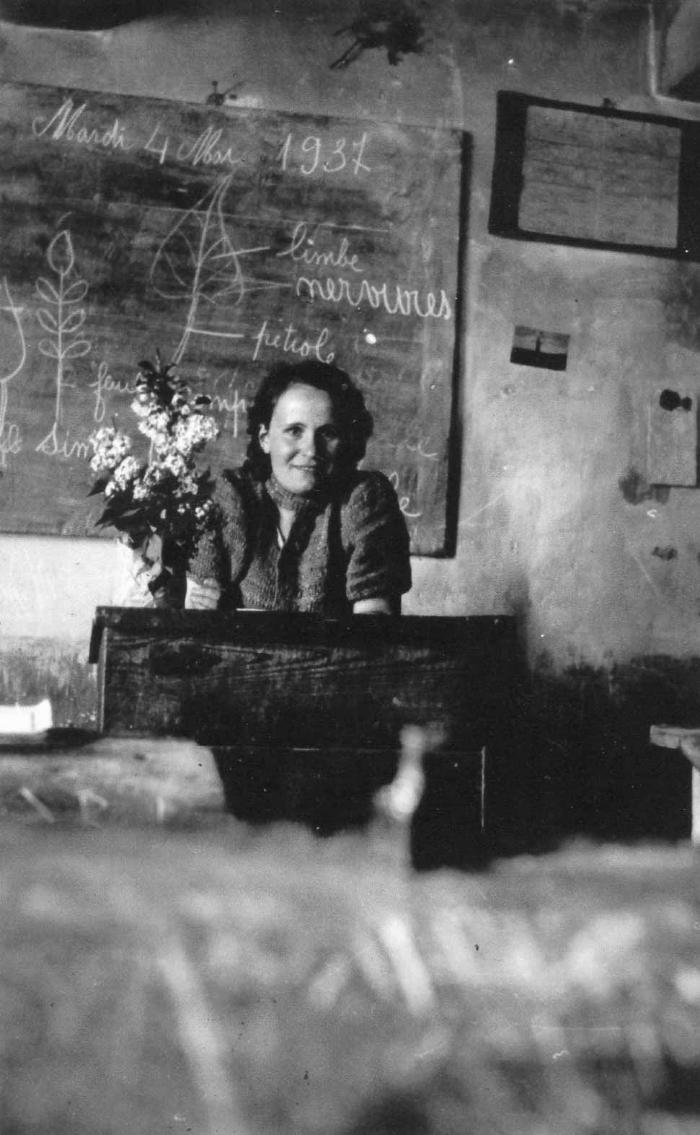 Institutrice dans sa classe, Péone, 4 mai 1937. 
