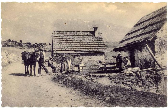 [¨Villageois devant une ferme sur la route.]