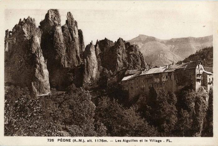 726 Péone (A.M.), alt 1176 m. - Les Aiguilles et le village. FL