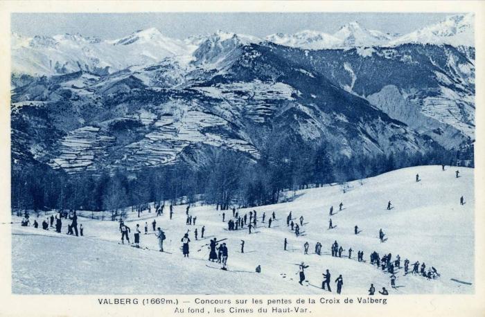 VALBERG (1669 m.) - Concours sur les pentes de la Croix de Valberg. Au fond, les Cimes du Haut-Var