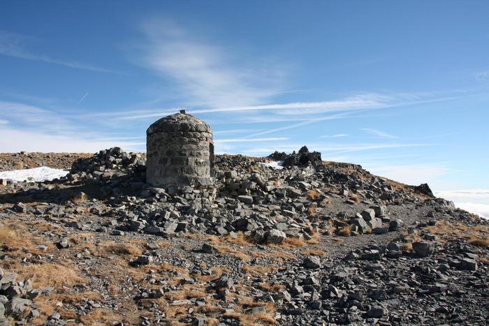 Vestige de l'Observatoire du Mont-Mounier. Cliché P.Thomassin, Roudoule.