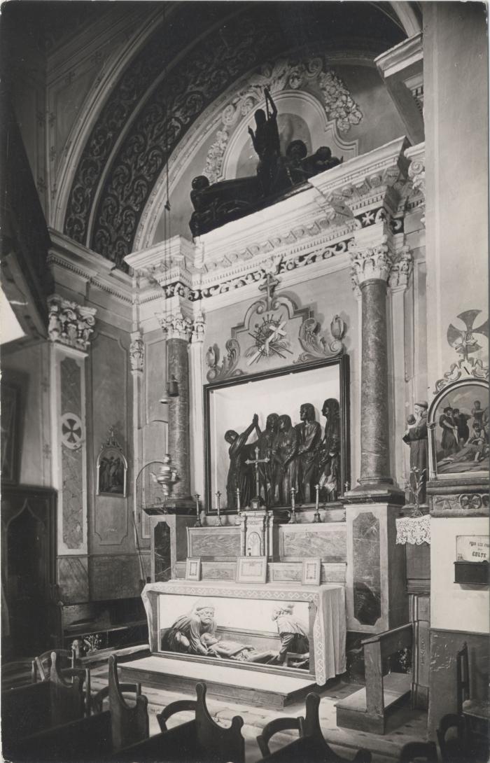 225 Eglise de PUGET-THENIERS (Alpes-Maritimes), boiseries du XVIIIe siècle représentant la mise au tombeau de N S. La Vierge quittant le Calvaire, la résurrection de N.S