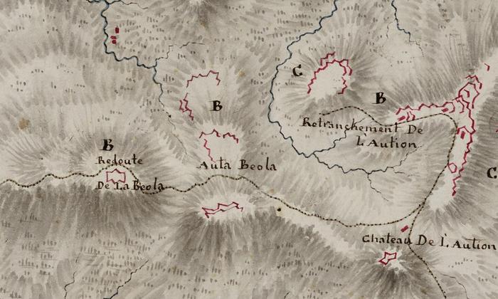 Cette redoute figure sur carte piémontaise, de 1794.
Carta di una parte delle Montagne del Contado di Nizza cioè dal Monte denominato Forqiun sino a quello chiamato Toeisc nelle vicinanze di Saorgio, nella quale sono indicate le posizioni delle Armate Francesi e di quelle di S.M. il Re di Sardegna e l'attacco dato dai primi li 12 giugno 1793. Fu fatta questa Carta sul luogo del luogo dal Capitano Luogotenente d'Artiglieria Raviquio nell'anno 1794. Senza Scala. ASTO