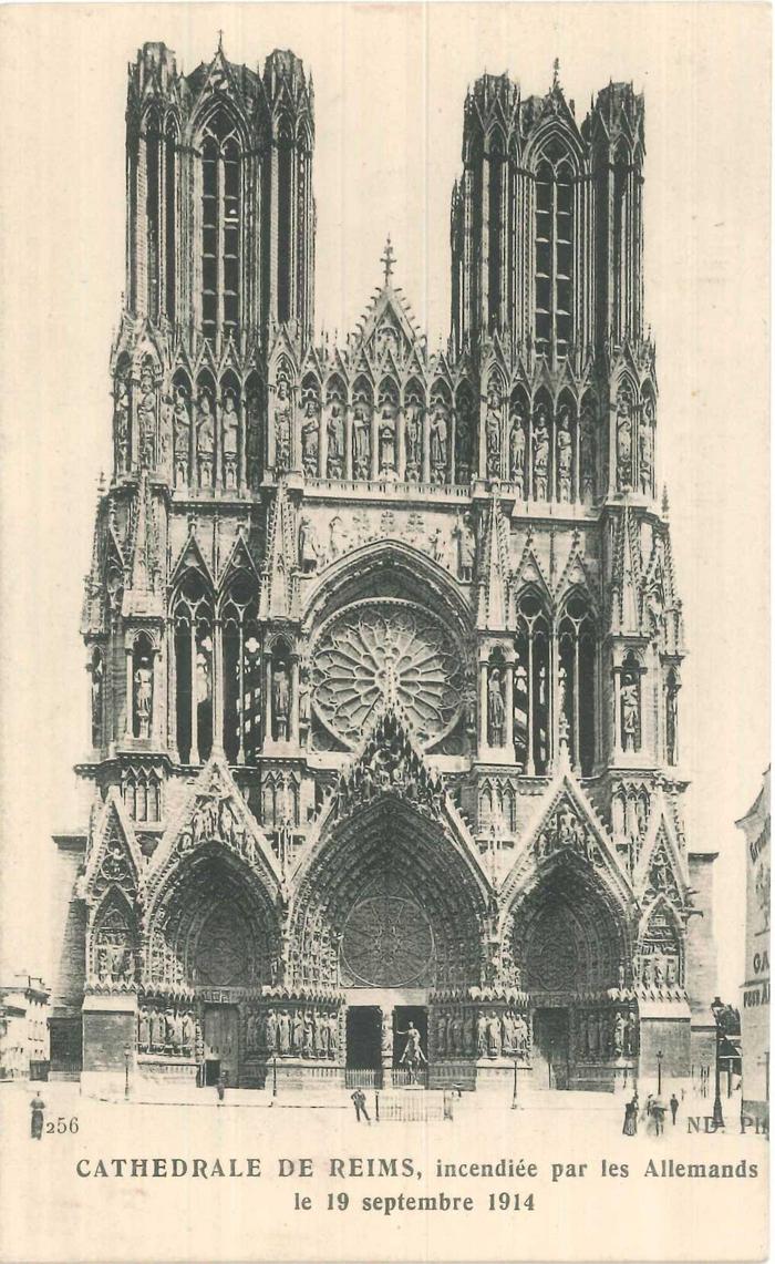 256. Cathédrale de Reims, incendiée par les Allemands le 19 septembre 1914