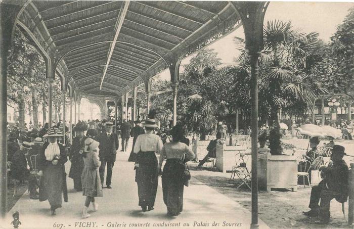 "607. - Vichy - Galerie couverte conduisant au Palais des sources"