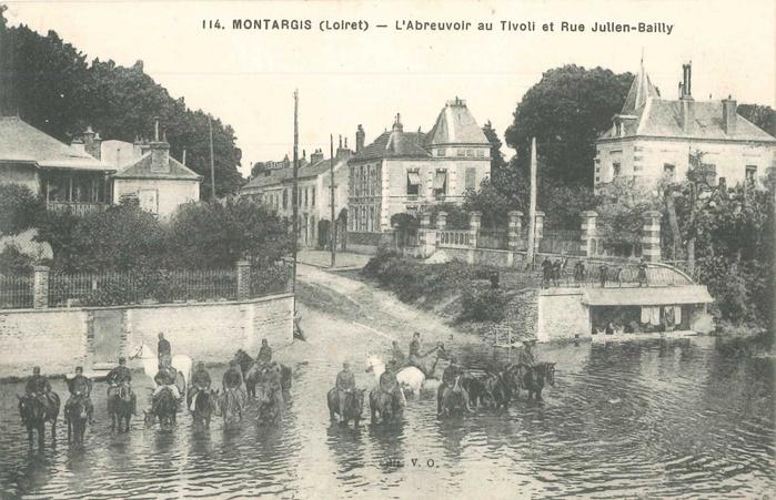 "114. MONTARGIS (Loiret) - L'abreuvoir au Tivoli et Rue Julien-Bailly"