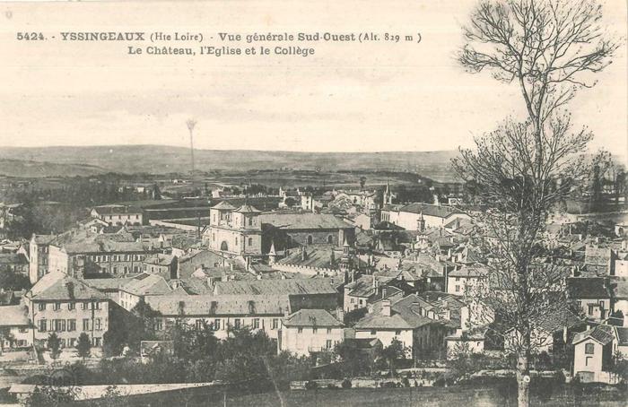 "5424. - YSSINGEAUX (Hte Loire) - Vue générale Sud-Ouest (Alt. 829 m.) Le château, l'Eglise et le collège"